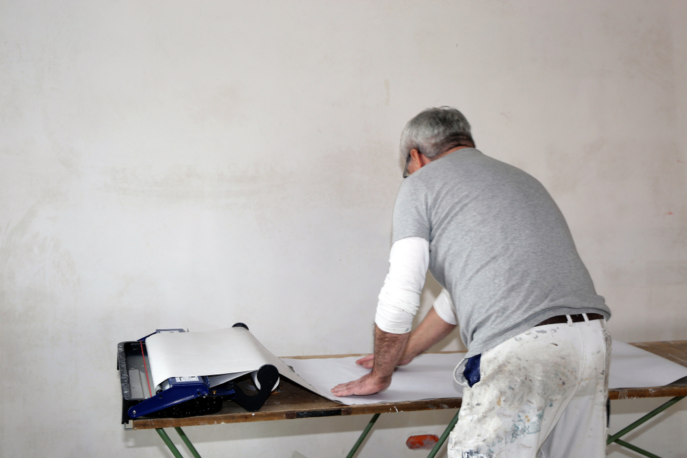 Renovlies aanbrengen in Maastricht. Ontdek de materialen en beste techniek om te behangen met renovlies behang.